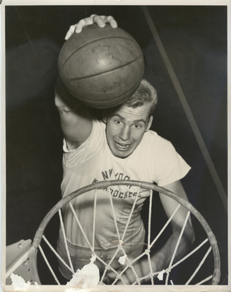 alt="Ken Sears dunks"